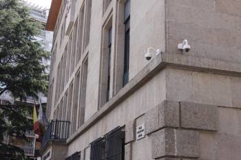 En la imagen, dos de las nuevas cámaras instaladas en la sede judicial ourensana. (Foto: XESÚS FARIÑAS)