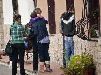 Amigos y familiares de la víctima se abrazan tras conocer la noticia. (Foto: Alberto Morante)