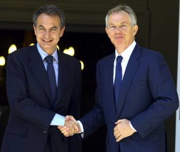 Zapatero con el ex primer ministro Tony Blair, al que recibió ayer en Moncloa. (Foto: Manuel H.de León)