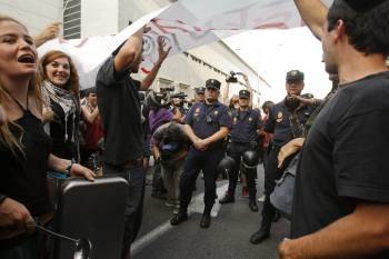 Un cordón policial impidió a varios cientos de jóvenes del movimiento 15-M llegar hasta el Congreso. (Foto: MONDELO)
