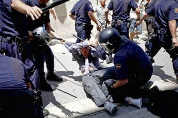  Agentes de la Policia Nacional cargaron hoy contra los 'indignados' del movimiento 15-M que protestaban ante Les Corts Valencianes durante la constitución de las mismas.