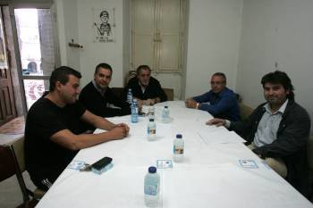Los socialistas Gómez, Blanco y Prieto (izquierda), frente a Araújo y Collarte, en la reunión del miércoles. (Foto: MARTIÑO PINAL)