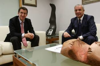Núñez Feijóo, con el secretario general de los socialistas gallegos, Manuel 'Pachi' Vázquez. (Foto: )