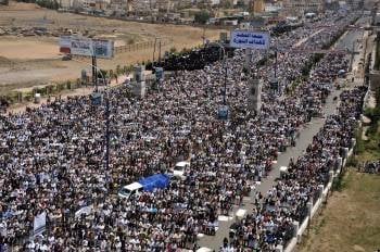 Miles de manifestantes reclaman un consejo de gobierno civil en Yemen. (Foto: YAHYA ARHAB)