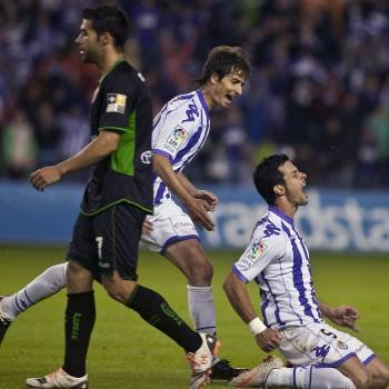 Javi Guerra y Antón celebran el gol del Valladolid en la ida. (Foto: N.Gallego)