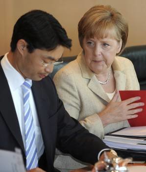 La canciller alemana, Ángela Merkel y su ministro de Economía, Philipp Roesler. (Foto: TIM BRAKEMEIER)