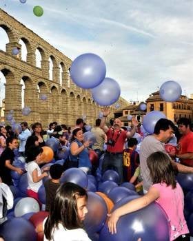 Miles de personas salen a las calles de Segovia para participar en la noche de luna llena, una actividad de la oficina de la candidatura a capitalidad cultural europea 2016. Foto: EFE