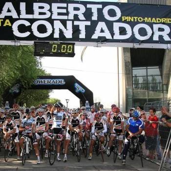 Cientos de ciclistas a la salida de la marcha cicloturista 'Alberto Contador'. Foto: EFE