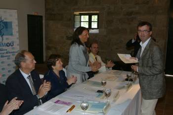Pedro Trillo, Pilar Farjas, Berta Uriel y Xesús Manuel Suárez aplauden al premiado, Joaquín Cubiella. (Foto: JOSÉ PAZ)