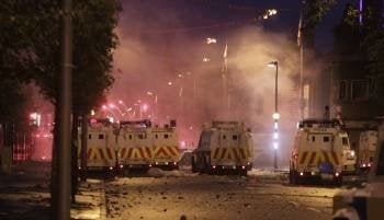  Miembros de la policía ingresan a la zona de ataques en el área de la carretera Newtownards de Belfast, Irlanda del Norte