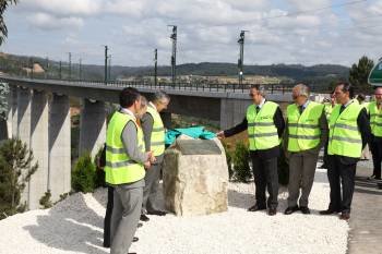 Blanco descubre la placa del premio otorgado por el Colegio de Ingenieros al viaducto del Ulla.  (Foto: JOSE PAZ)
