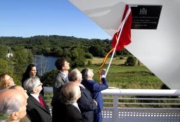 El ministro de Fomento, José Blanco (d), descubre una placa conmemorativa durante la inauguración del nuevo puente sobre el río Miño a su paso por Lugo. EFE