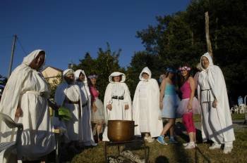 Las druidas fueron las maestras de ceremonias del festejo celta. (Foto: MARTIÑO PINAL)