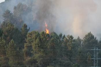 Incendio declarado el viernes en un margen de la AG-53 (Ourense- Santiago) sobre las 20.30 horas. (Foto: Jainer Barros)