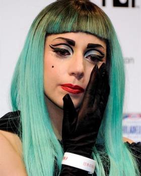 La cantante estadounidense Lady Gaga con la pulsera solidaria durante una rueda de prensa celebrada en Tokio. Foto: EFE