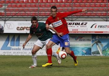 Yebra forcejea con un rival durante el último partido de Liga en el campo de O Couto. (Foto: )
