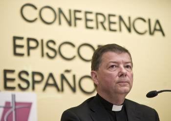 El portavoz de la Conferencia Episcopal, Juan Antonio Martínez Camino, en su comparecencia de ayer. (Foto: L. PIERGIOVANNI)