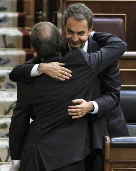 José Luis Rodríguez Zapatero, recibe el abrazo del portavoz socialista, José Antonio Alonos, al finalizar el debate sobre el estado de la nación. Foto: Emilio Naranjo