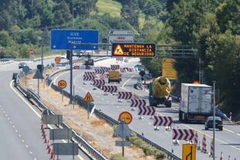 Varias vallas y paneles desviaban el tráfico hacia la carretera N-120, en A Cañiza. (Foto: VICENTE)