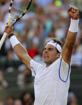 El tenista español Rafael Nadal celebra su victoria sobre el estadounidense Mardy Fish