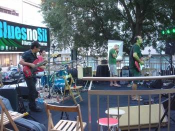 Actuación del conjunto valdeorrés 'Bukowski Blues Trío?', en la Praza Andrés de Prada. (Foto: J.C.)