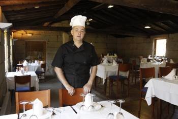 En la imagen, Carlos José Torrisco, propietario de la casa de turismo rural Vilaboa, ubicada en Allariz. (Foto: X. FARIÑAS.)