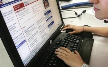 Una usuaria buscando empleo por internet (Foto: EFE)