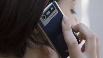 Una joven habla por su teléfono móvil. (Foto: EFE)