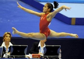 La española Ana María Izurieta en acción durante el Campeonato de Europa de gimnasia artística (Foto: Archivo EFE)