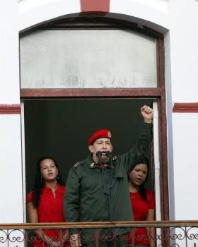 Hugo Chávez habla desde el denominado Balcón del Pueblo del Palacio de Miraflores. Foto: David Fernández 