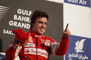 Fernando Alonso celebra la victoria en el GP de Bahrein de 2010, ya con la escudería Ferrari.? (Foto: )