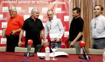 Caco Senante, Víctor Manuel, Sabino Méndez y Juan Ignacio Alonso, miembros de directiva de la SGAE.  (Foto: JUANJO GUILLÉN)