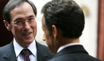 Claude Guéant, ministro de Interior, charla con Sarkozy, de espaldas. (Foto: ARCHIVO)