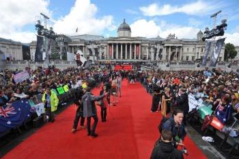 Fanáticos de Harry Potter esperan la llegada de los actores al estreno mundial de 'Harry Potter And The Deathly Hallows: Parte 2', en Trafalgar Square en Londres. Foto: Daniel Deme