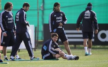 Messi, en el suelo durante el último entrenamiento.? (Foto: A. TEYSSEIRE)