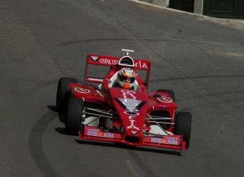 Alonso toma una curva durante la carrera, por delante de Massa (Foto: GEOFF CADDICK)