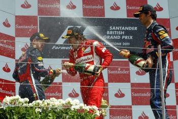 Fernando Alonso comparte la ceremonia del champán con Vettel y con el australiano Webber (Foto: VALDRIN XHEMAJ)