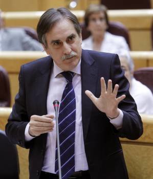 Valeriano Gómez, ayer en el pleno del Senado (Foto: M.H. DE LEÓN)
