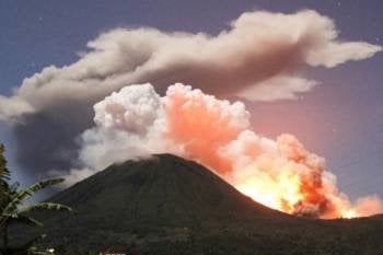 El volcán indonesio Lokon (Foto: EFE)