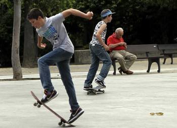 Un grupo de jóvenes practica 'skate' en un parque de la ciudad. (Foto: MIGUEL ÁNGEL)