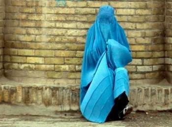 Una mujer cubierta por completo con una burka (Foto: Archivo EFE)