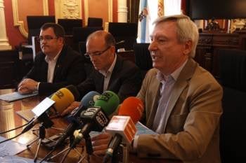Barbosa, Vázquez Barquero y Rubín, ayer en la firma del protocolo de colaboración en el Concello. (Foto: XESÚS FARIÑAS)
