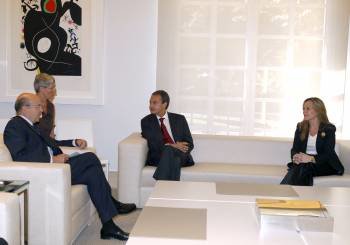 Zapatero se entrevista con Alain Juppé, en presencia de Trinidad Jiménez. (Foto: M.H. DE LEÓN)