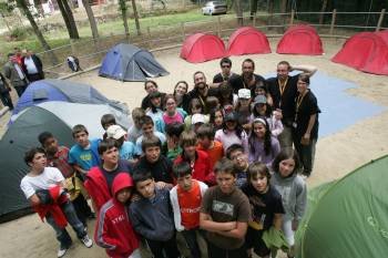 Los monitores, con los 30 jóvenes que participan este año en el campamento de Vilar de Ordelles. (Foto: MARCOS ATRIO)