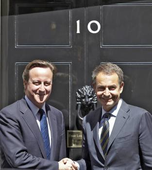 El primer ministro británico, David Cameron, saluda en su casa al presidente del gobierno español.  (Foto: STRINGER.)
