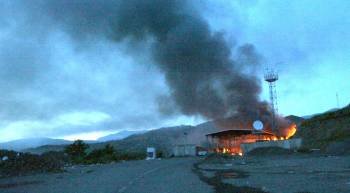  El puesto de control de Jarinje, en la frontera entre Kosovo y Serbia, permanece en llamas hoy, tras un atentado, según informó la policía kosovar, que ha calificado el incidente de 'serio'.  (Foto: EFE)