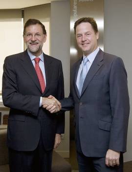 Rajoy, con el viceprimer ministro británico Nik Clegg. (Foto: TAREK)