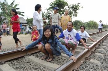 Muchos indonesios persiguen su cura con la 'terapia del tren', un método muy peligroso  (Foto: P.REGUEIRA)