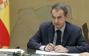 Zapatero, durante la reunión que mantuvo ayer tarde para analizar la evolución de los mercados. (Foto: MANUEL H. DE LEON)
