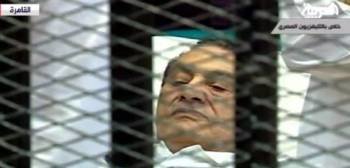 Una imagen de un canal de televisión del expresidente egipcio Hosni Mubarak, entre rejas, en el juicio (Foto: Archivo)